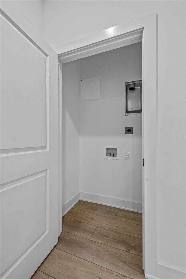 Building Photo - 588 N Willow Ave