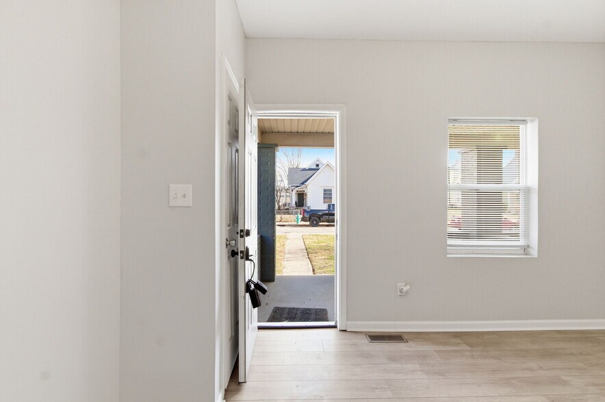 Building Photo - 1338 Barth Ave