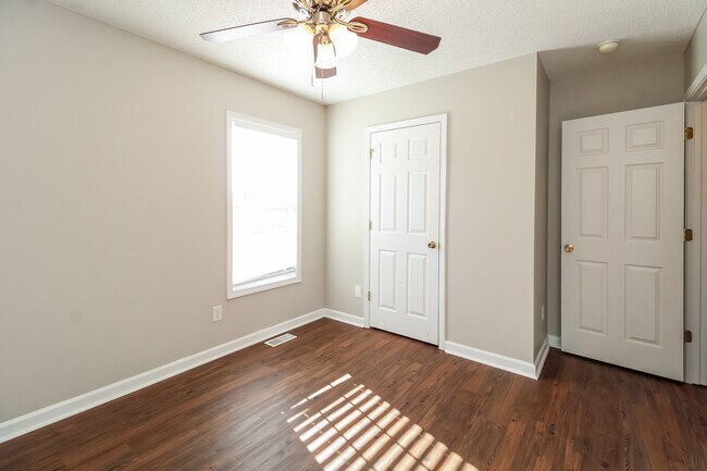 Building Photo - 12 Buck Forest Ln