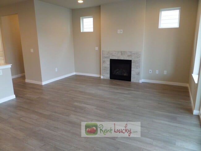 Building Photo - GORGEOUS!! Newer 3 Bedroom Home w/2-Car Ga...