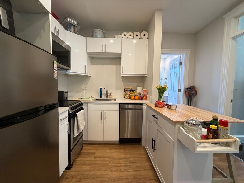 Building Photo - 843 Beacon St