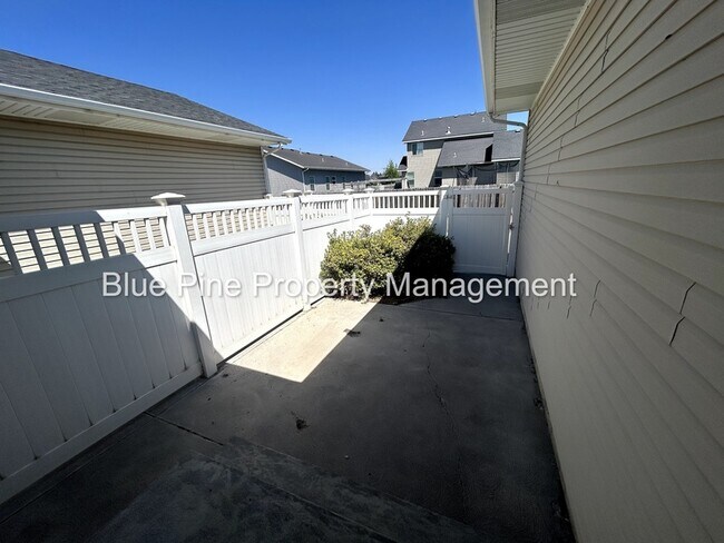 Building Photo - 690 Carriagegate Ln