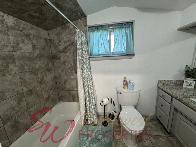 Building Photo - 2 bedroom 2 bath on a 12 acre paradise!