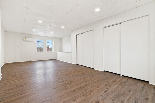 Building Photo - 4 bed 1.5 bath - completely updated, central air, patio.  Great location