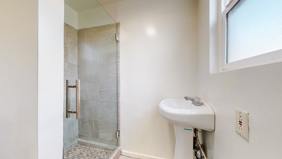 Building Photo - 1436 S Norton Ave