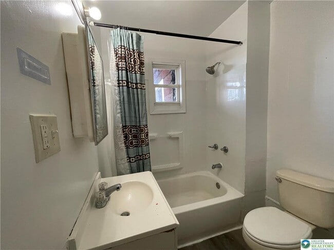 Building Photo - 636 Ridge Ave