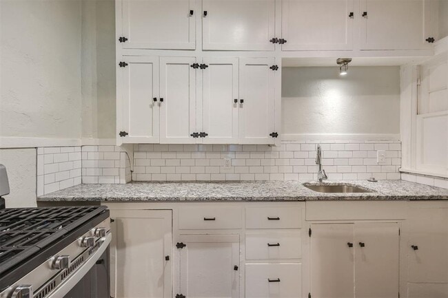 Building Photo - 2611 N Shartel Ave