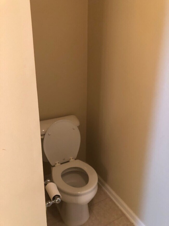 Building Photo - 3 bed/ 3 bath Townhouse
