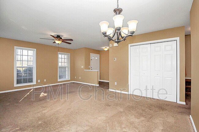 Building Photo - 1815 Butterfly Ln
