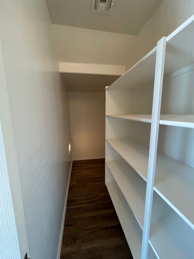 Building Photo - Massive 4 bedroom- 3 car garage- Large loft- Maricopa