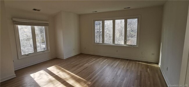 Building Photo - 103 Silver Creek Ln