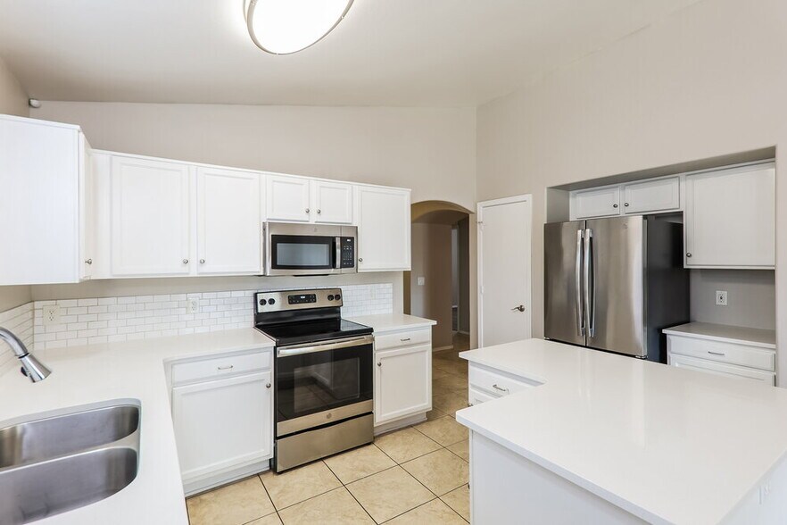 Building Photo - 13117 N El Frio St