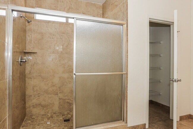 Building Photo - 3014 W Donner Dr