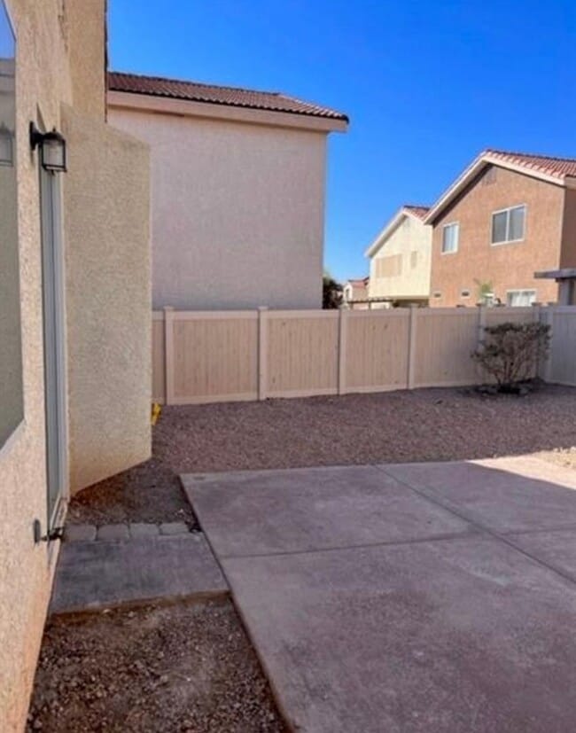 Building Photo - Single Story - 2 bedroom (Gated)