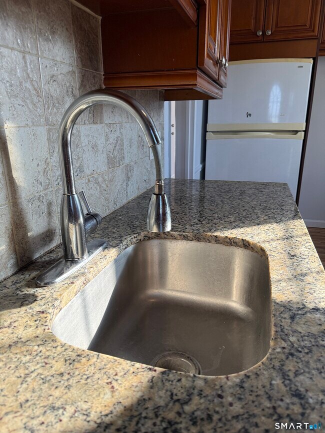 Building Photo - 1084 E Main St