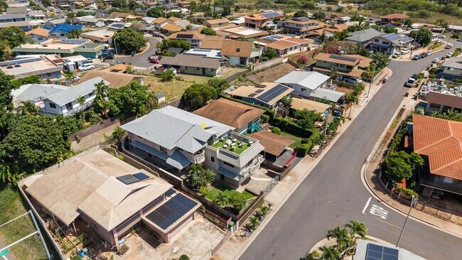 Building Photo - Large Island Getaway in Sunny Kapolei