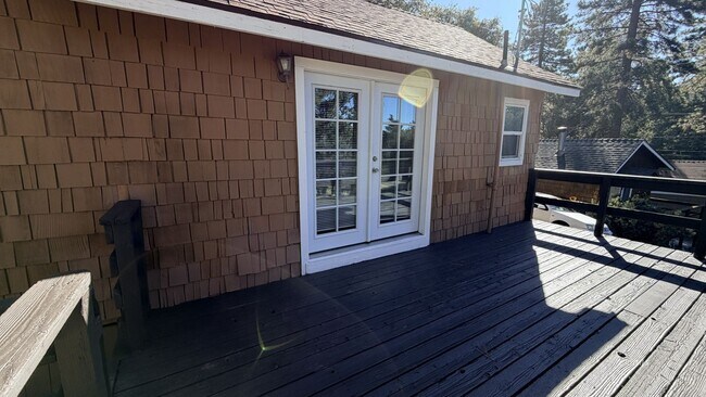 Building Photo - Loft Cabin in Pine Cove
