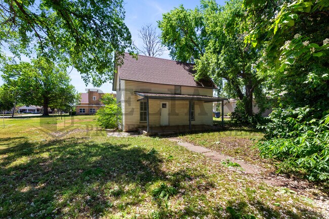 Primary Photo - 211 W Main St