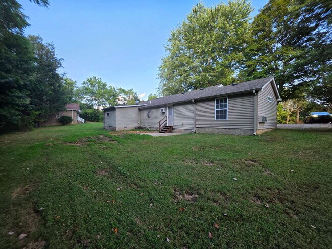 Building Photo - Recently Updated 1 BR, 1 Bath Unit with yard