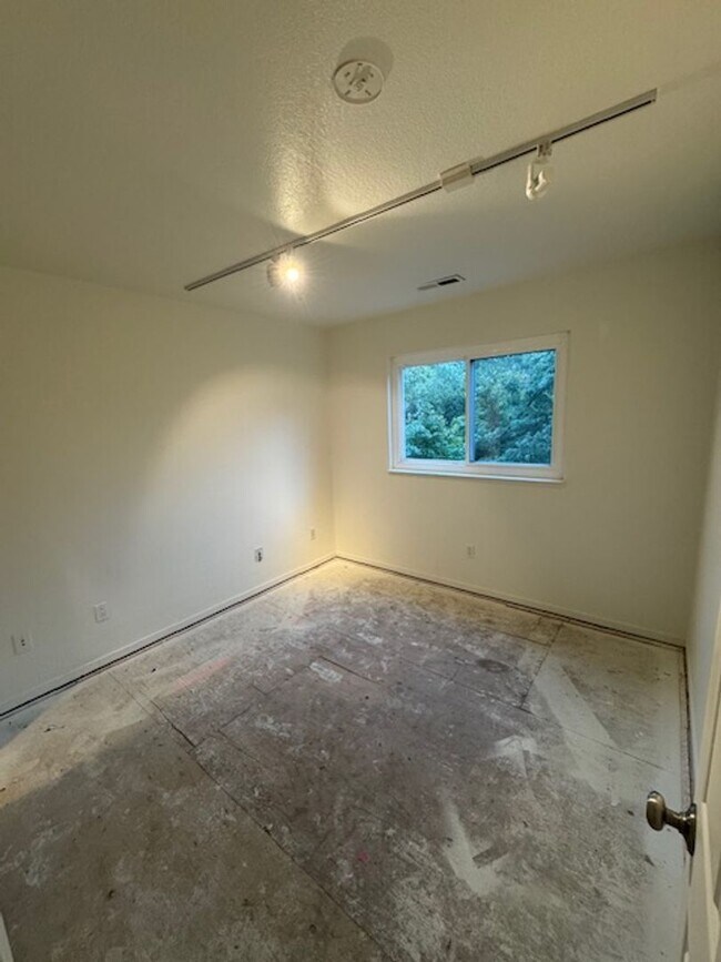 Building Photo - Beautifully Refreshed Home in a Family Neighborhood