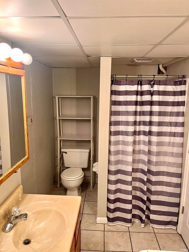 Building Photo - 519 E Graham Pl