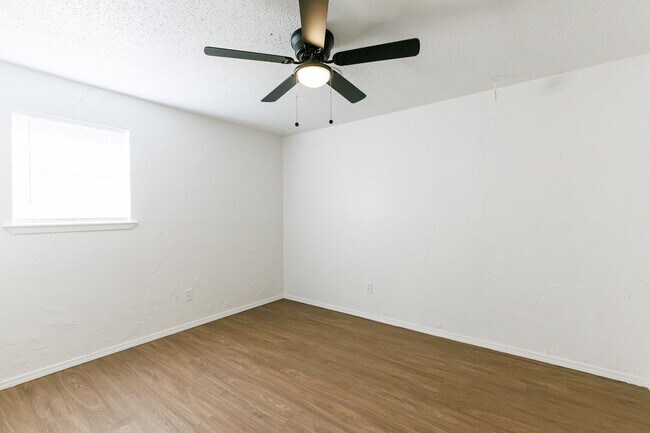 Building Photo - Updated 4 bedroom close to LCU and Tech