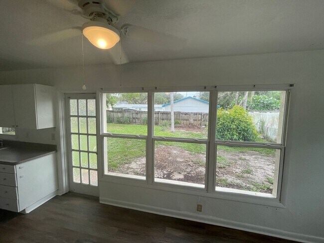 Building Photo - Charming 3-Bedroom Home with 1 Bath and 1-...