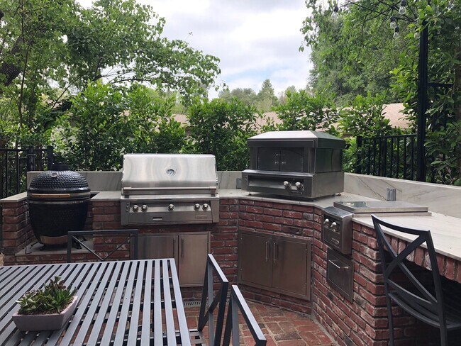 Building Photo - Luxury 5 Bed, 3 Bath - Entertainers Dream!