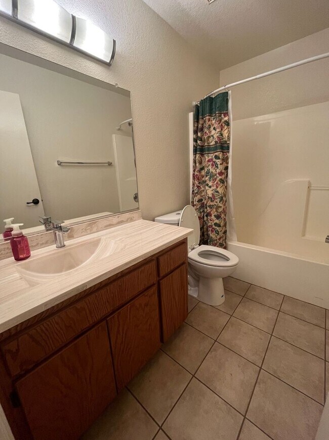 Building Photo - Cute and clean 4 bedroom home available now