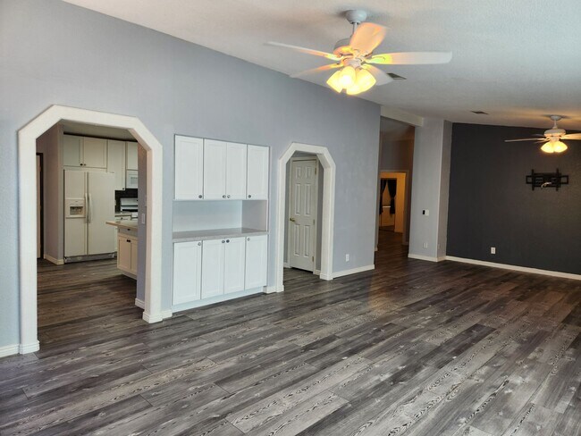 Building Photo - Stunning 3 bed / 2 bath Solar Home in Desi...