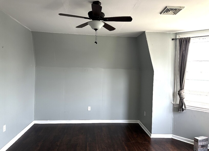 Front beadroom - 4909 Cedar Ave
