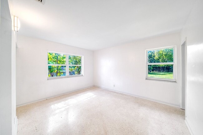 Building Photo - 209 SW 18th Ave