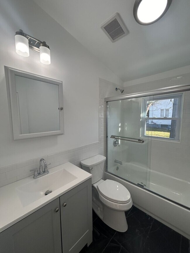 Building Photo - 1602 Heck Ave