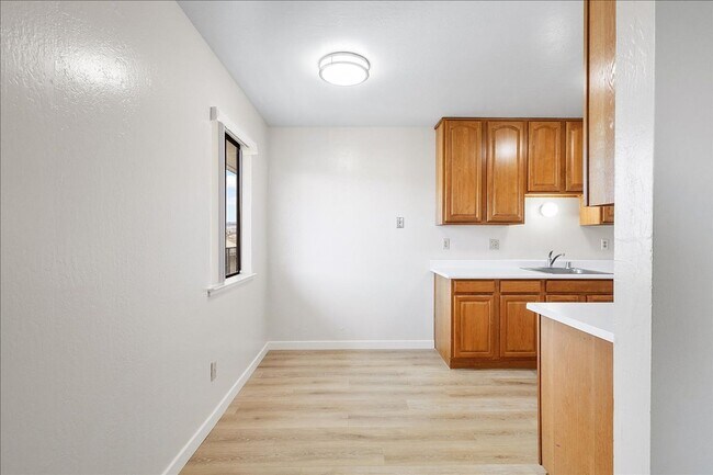 Building Photo - 2228 Lincoln Ave
