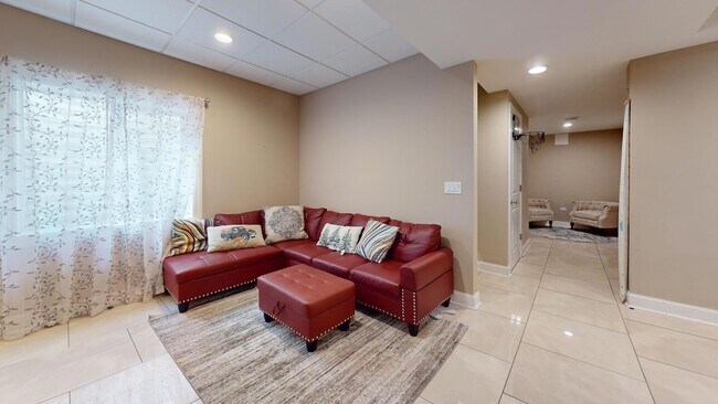 Building Photo - 331 Mary Belle Cir