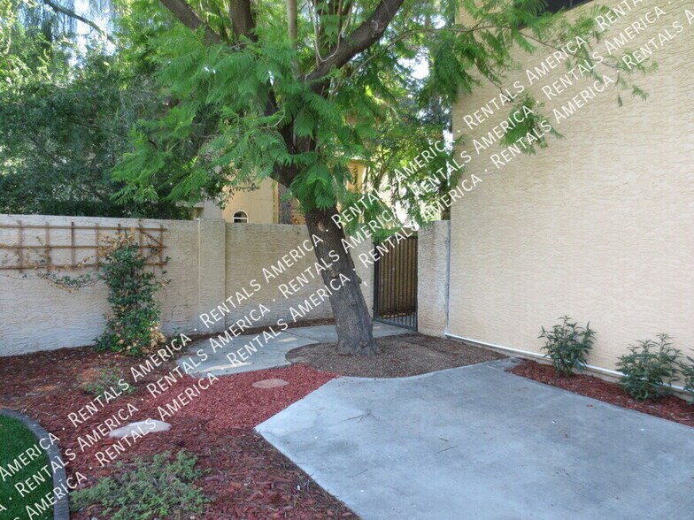 Building Photo - 5965 W Oakland St