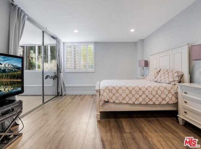 Building Photo - 441 N Oakhurst Dr