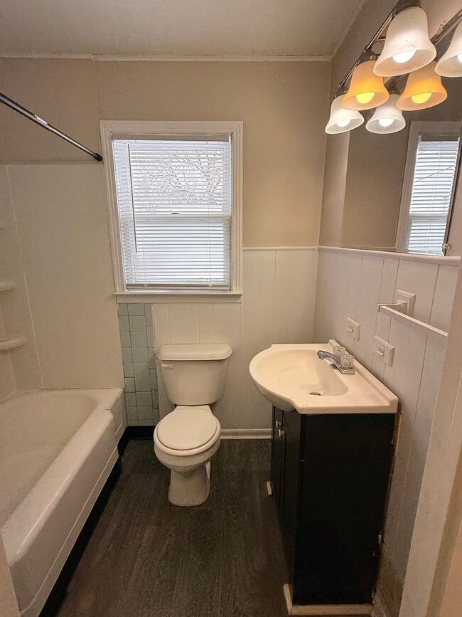 Building Photo - 218 Walnut St