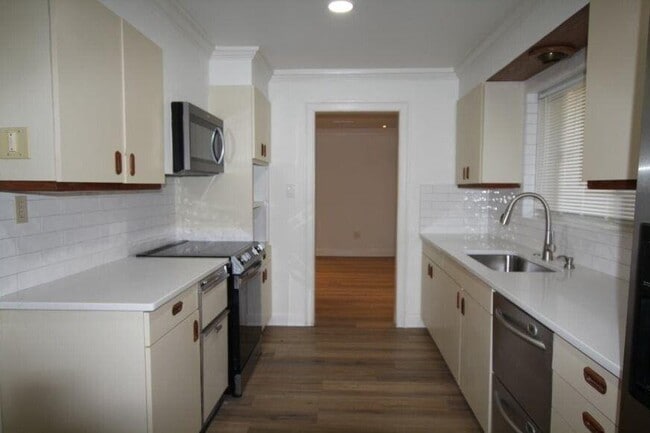 Building Photo - 4104 N Ivy Rd NE