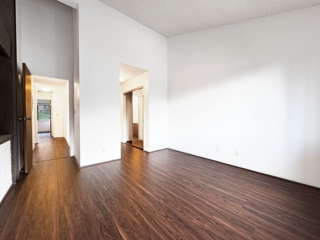 Building Photo - Recently Refreshed Kaneohe Townhouse