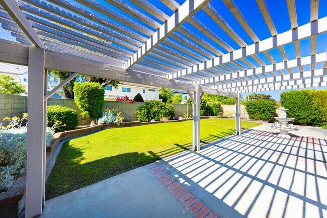 Building Photo - Upgraded 4 bedroom Fountain Valley Home