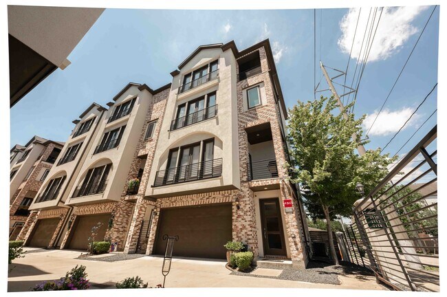 Primary Photo - 2110 Mason St