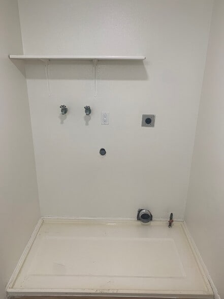 Building Photo - 585 E 50 S