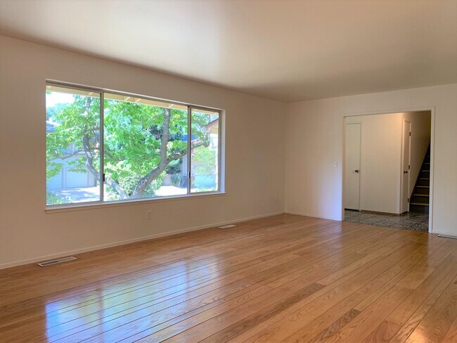 Building Photo - Four Bedroom in Crown Village