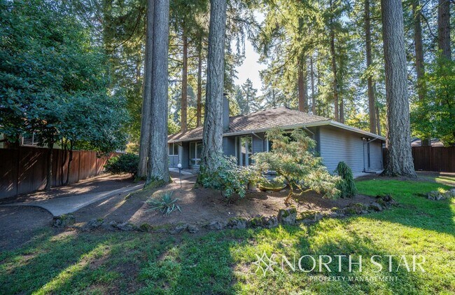 Building Photo - Charming One Level Home In The Four Season...