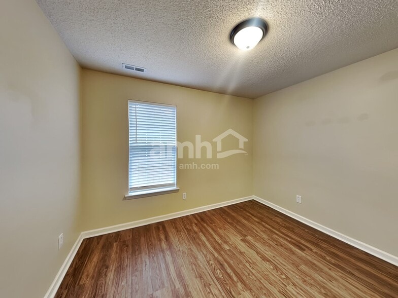 Building Photo - 15464 Stone Hollow Dr