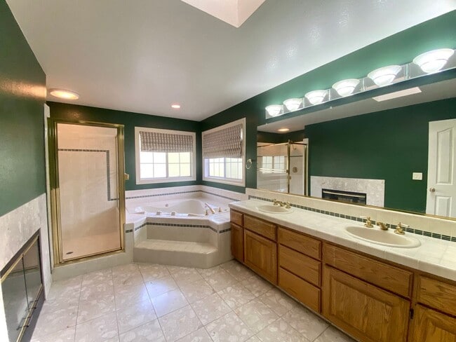 Building Photo - Spacious 5-bedroom Home Located in Niles Neighborhood of Fremont!