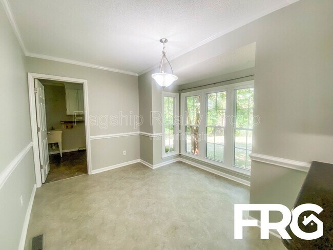 Building Photo - 305 Smith Pl