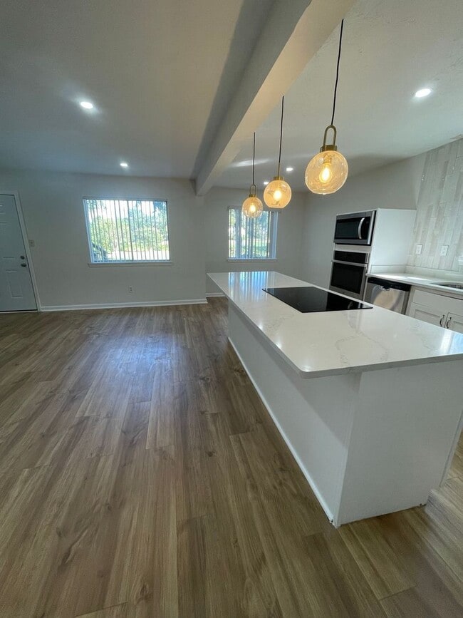 Building Photo - Completely renovated 2/1 on Golf Course!