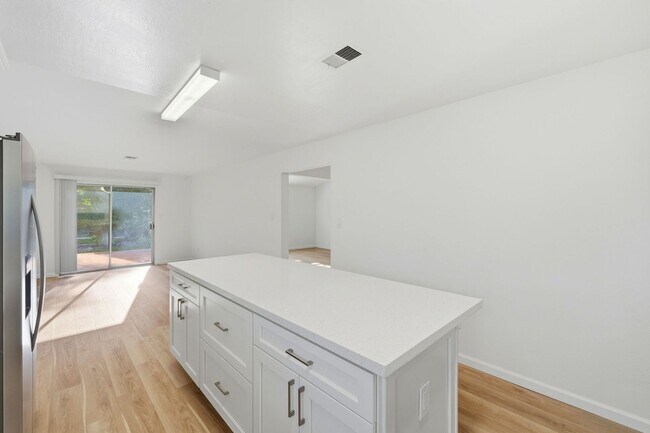 Building Photo - Spacious 4-bedroom 2-Bath in Desirable Area in Walnut Creek!